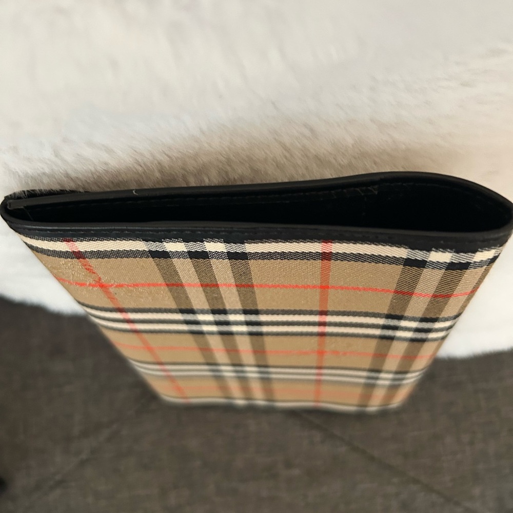 Burberry traditional Beige and blk plaid exterior. Quite Luxury.Passport holder, - Picture 11 of 12